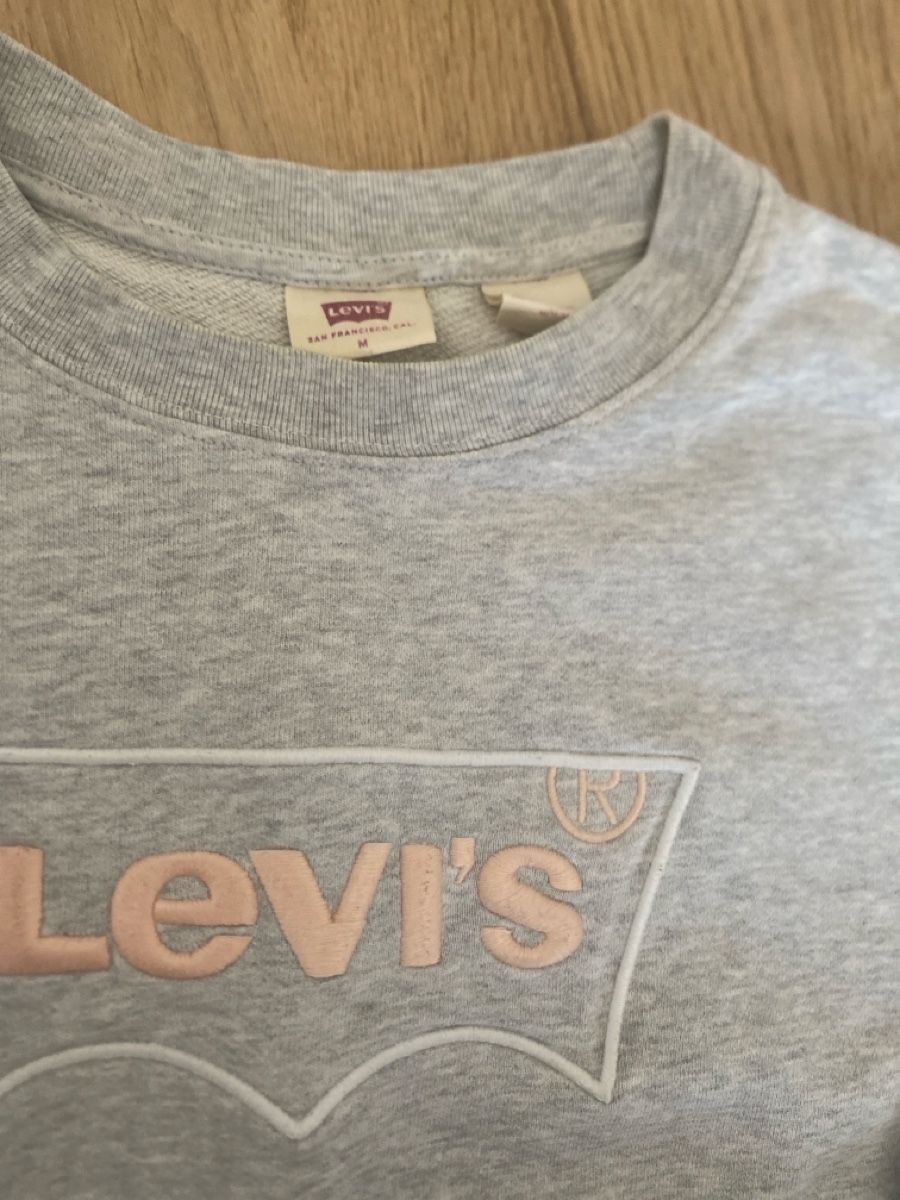 Pullover & Sweatshirts: Levi's Pullover grau mit Logo Grösse M guter Zustand – Gebraucht aus Spreitenbach von hel_7gxh 1