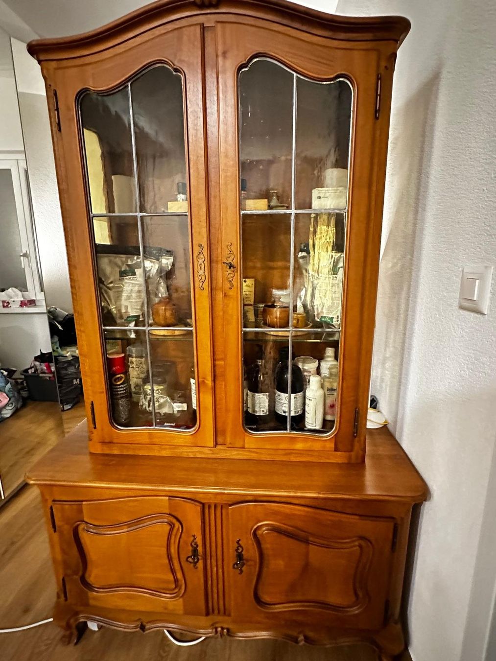Vetrine: Vitrinenschrank Nussbaum mit Unterteil gebraucht – Usato da Laufenburg venduto da pat_7wfr 3