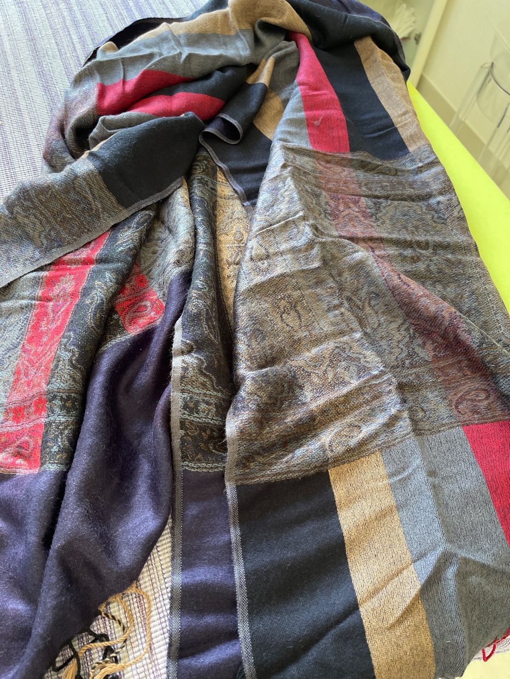 Foulards, Tücher & Schals: Schal Damen 100% Viscose Patchwork Muster guter Zustand – Gebraucht aus Gutenswil von yneB1943