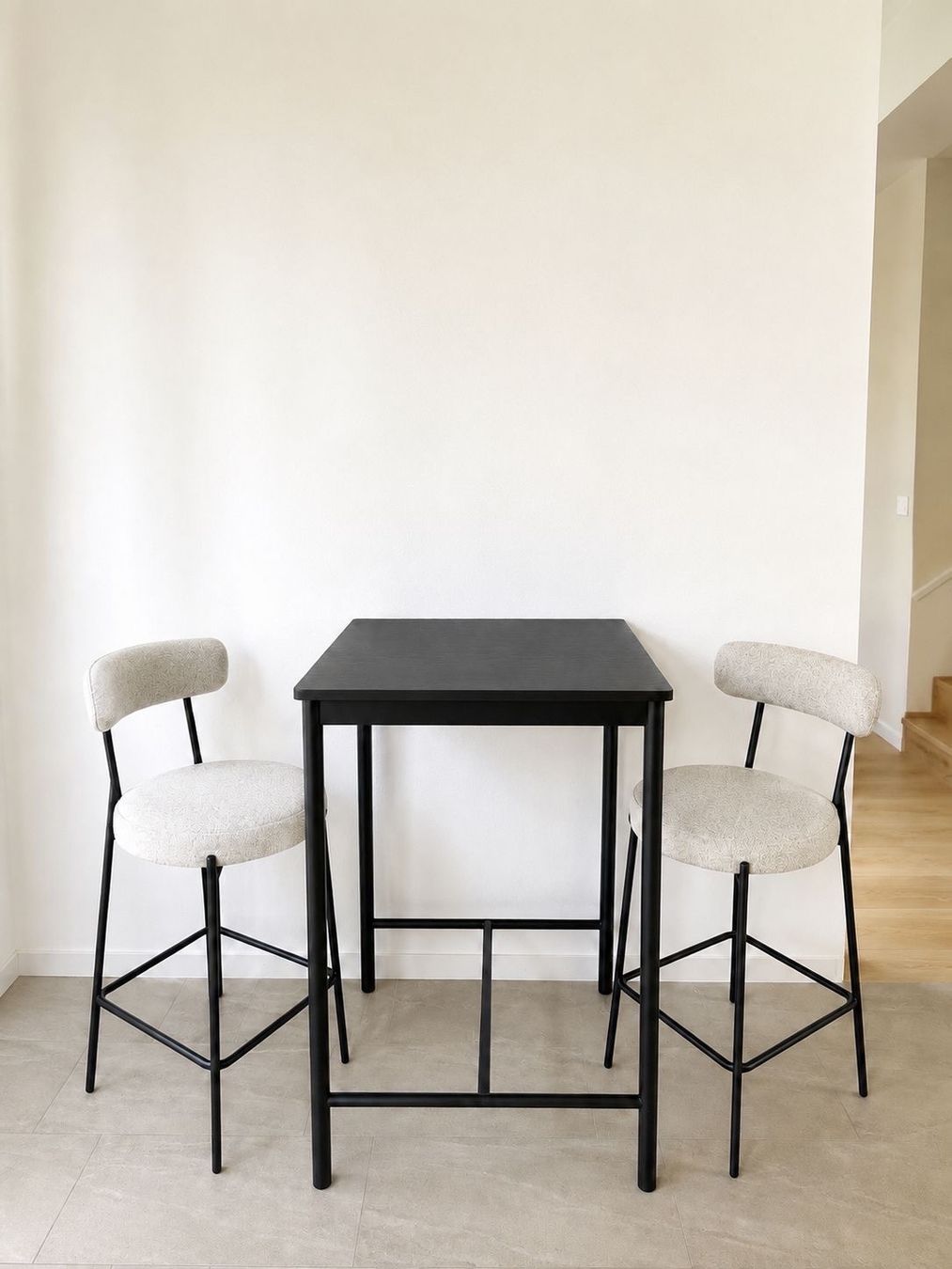 Tischset: Stehtisch mit 2 Barhocker neuwertig – Gebraucht aus Herisau von jul_5rdr