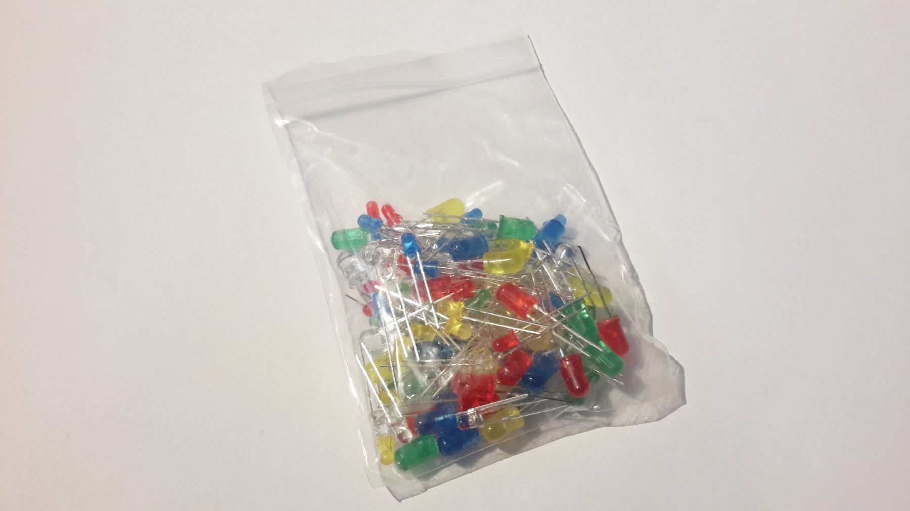 Componenti elettronici: LED-Sortiment 5 Farben, 100 Stück – Nuovo e nell'imballaggio originale da St. Gallen venduto da cointec