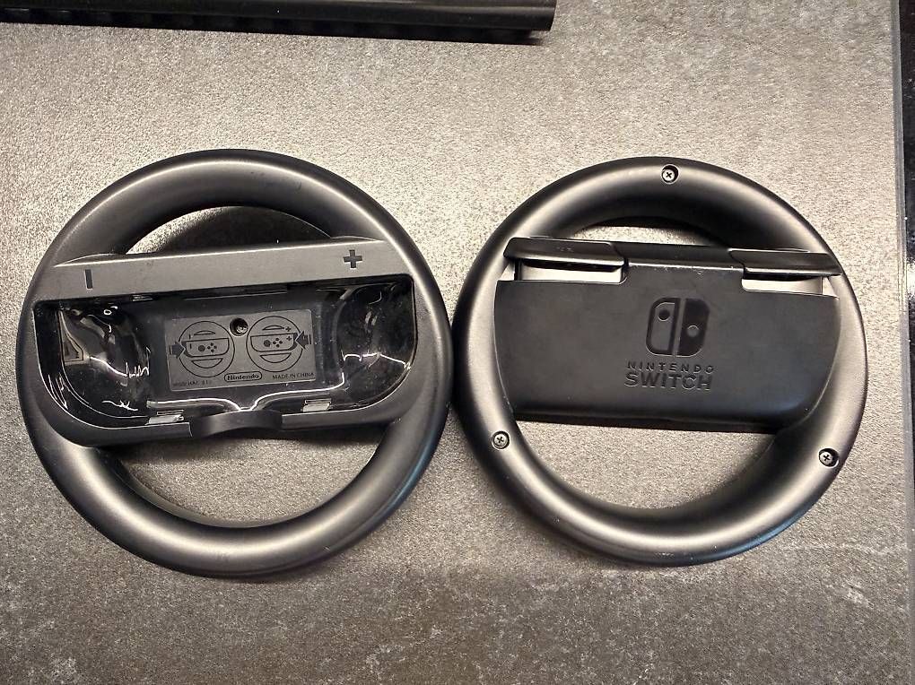 Nintendo Manettes: 2 Joy-Cons mit Lenkrad – D'occasion à Gähwil par Tigerfingge 1