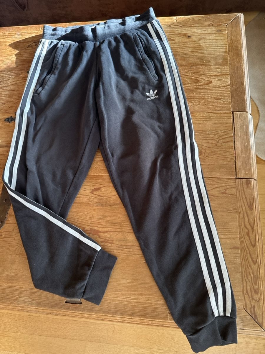 Adidas Costumes, combinaisons de sport et fonctionnelles: Adidas Trainer schwarz Gr.M  – D'occasion à Mauren par ducducturi 1