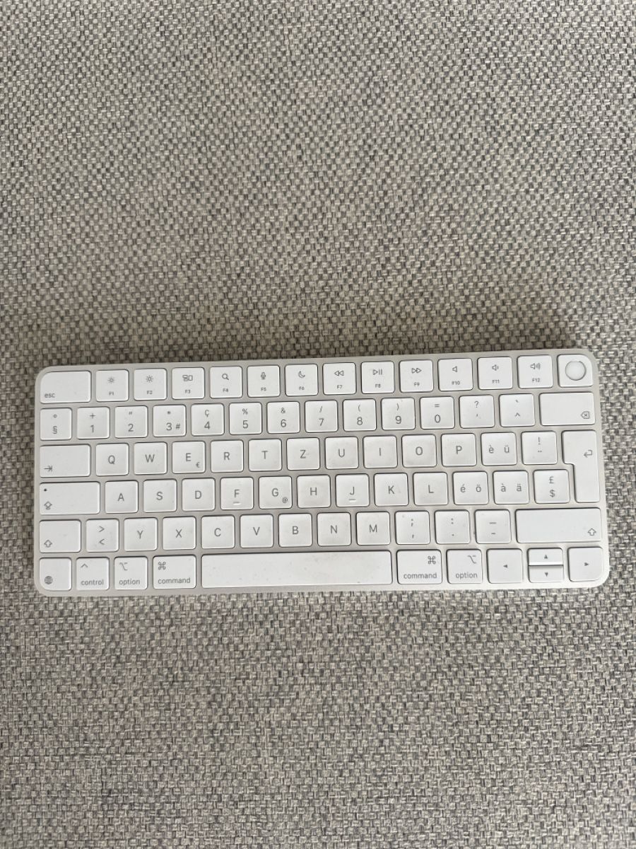 Cavi: Apple Magic Keyboard DE neuwertig mit Kabel – Nuovo (secondo la descrizione) da Dübendorf venduto da cla_x927 1