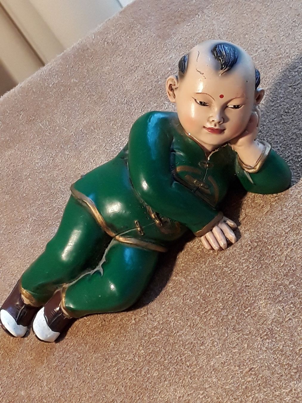 Statuette: Figur eines liegenden Mannes CHINA, ca 1950 – Usato da Zürich venduto da philpip 4