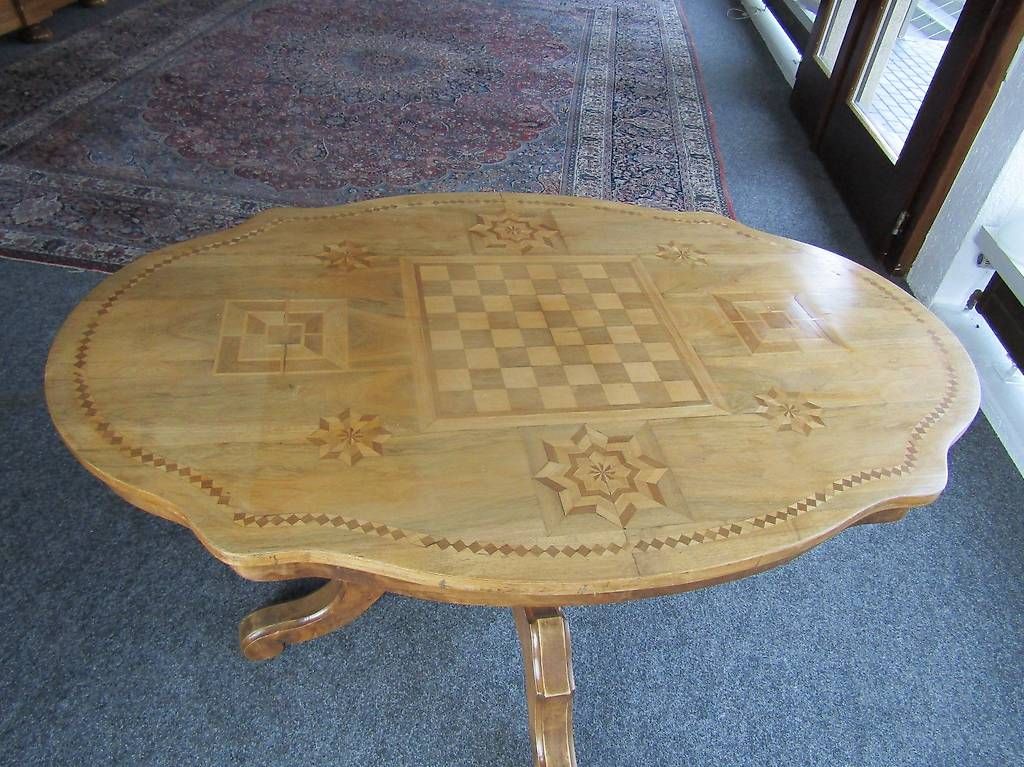 Tische: Schach Tisch Nussbaum oval antik – Gebraucht aus Herzogenbuchsee von Winigo