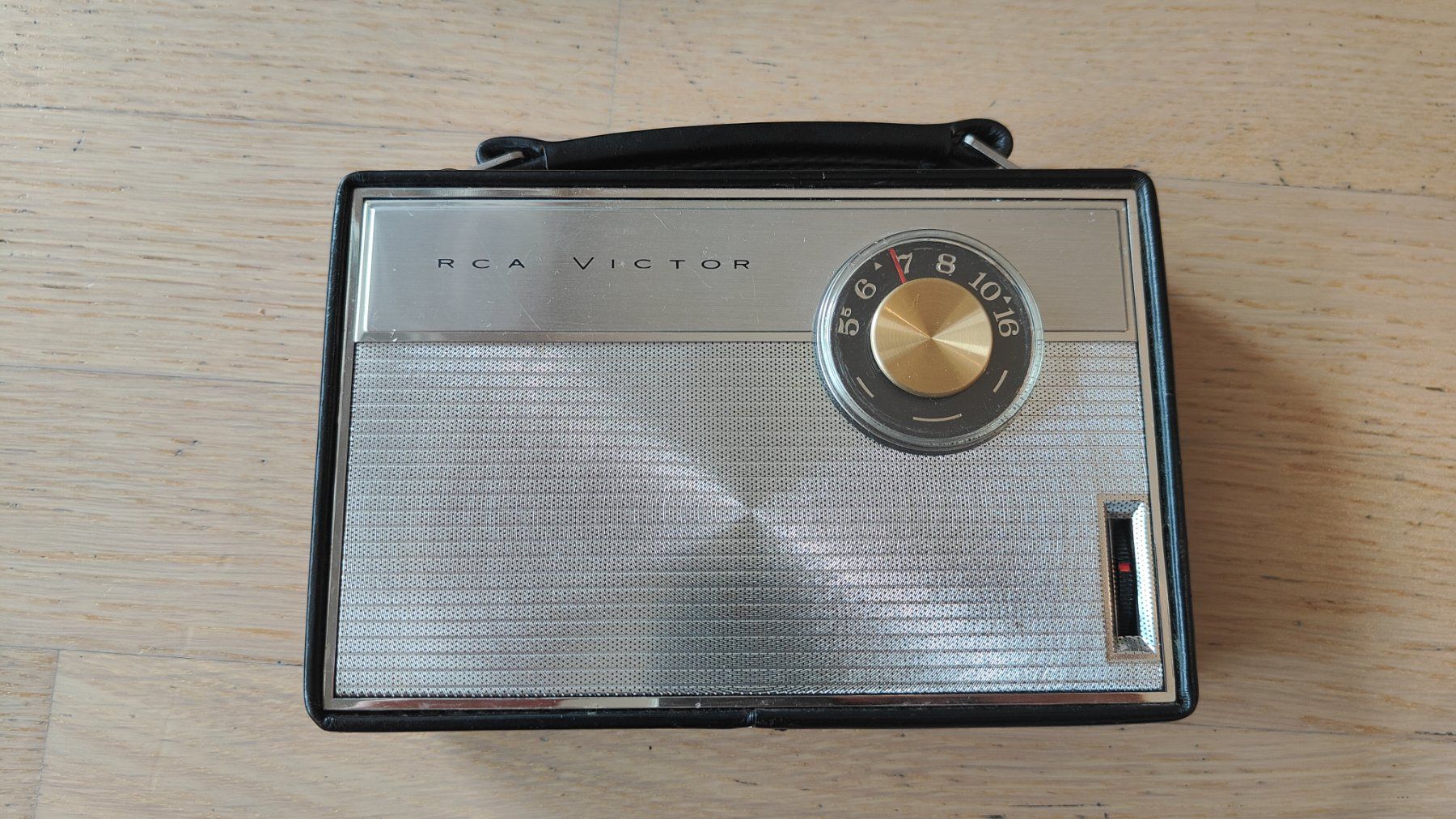 Radio: RCA Victor transistor portable radio 1962 – Usato da Meyrin venduto da bla_z925