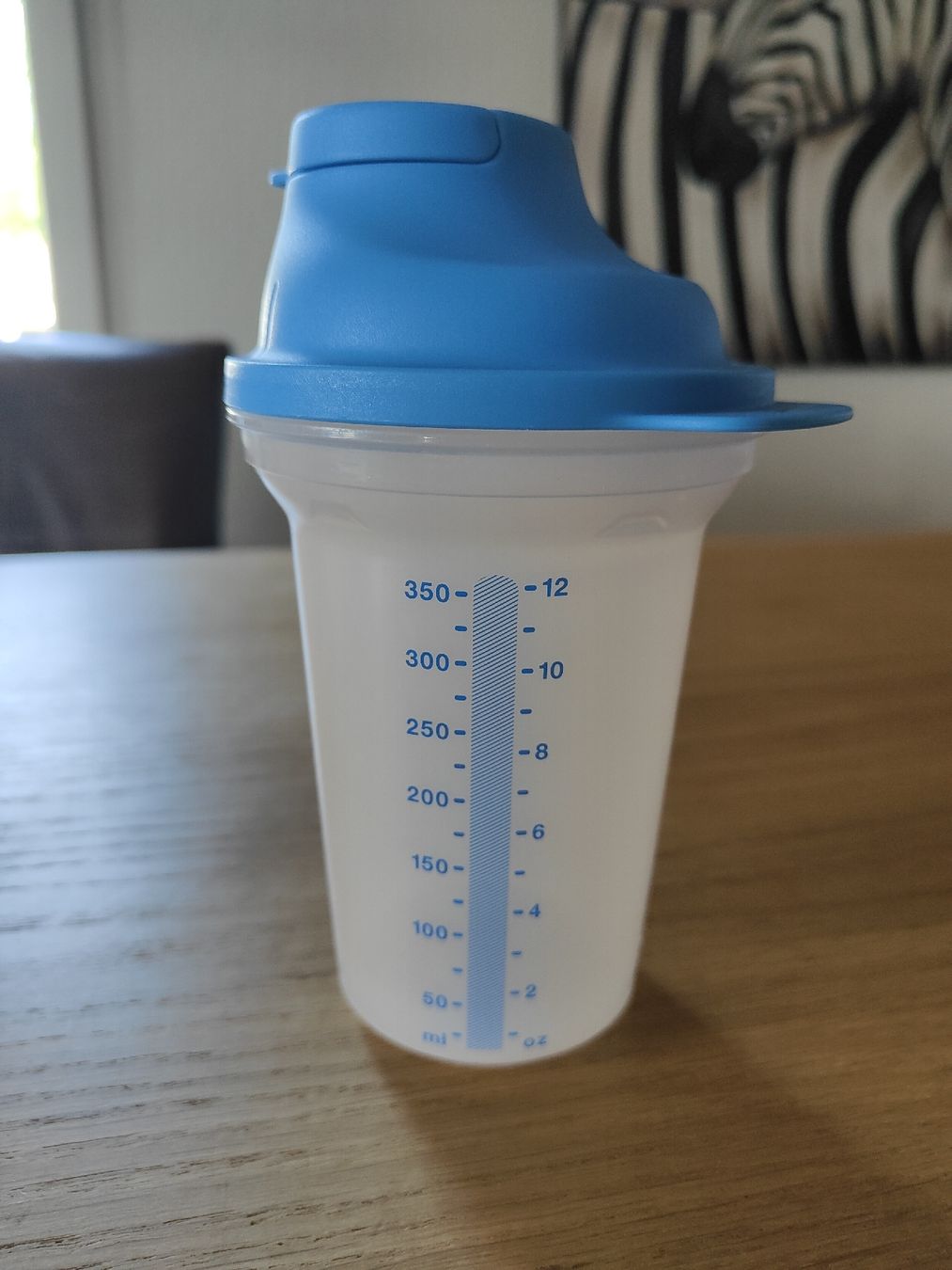 Tupperware Küchengeräte: Tupperware Shaker mit Deckel blau 350ml guter Zustand – Gebraucht aus alikon von creativia