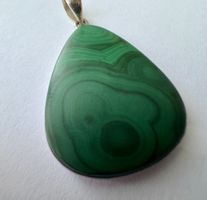 Pendentif en malachite naturelle monté en argent 925