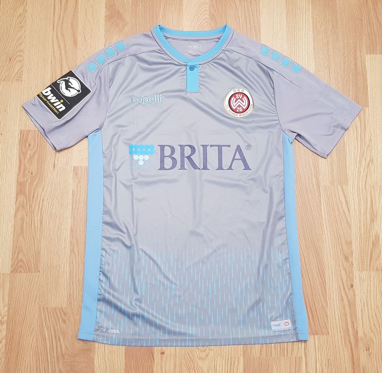 SV Wehen Wiesbaden präsentiert das neue Heimtrikot