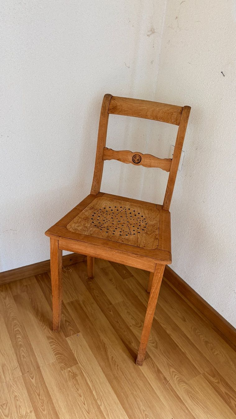 Stühle: Antiker Holzstuhl mit Wiener Geflecht – Gebraucht aus Bern von Fonky