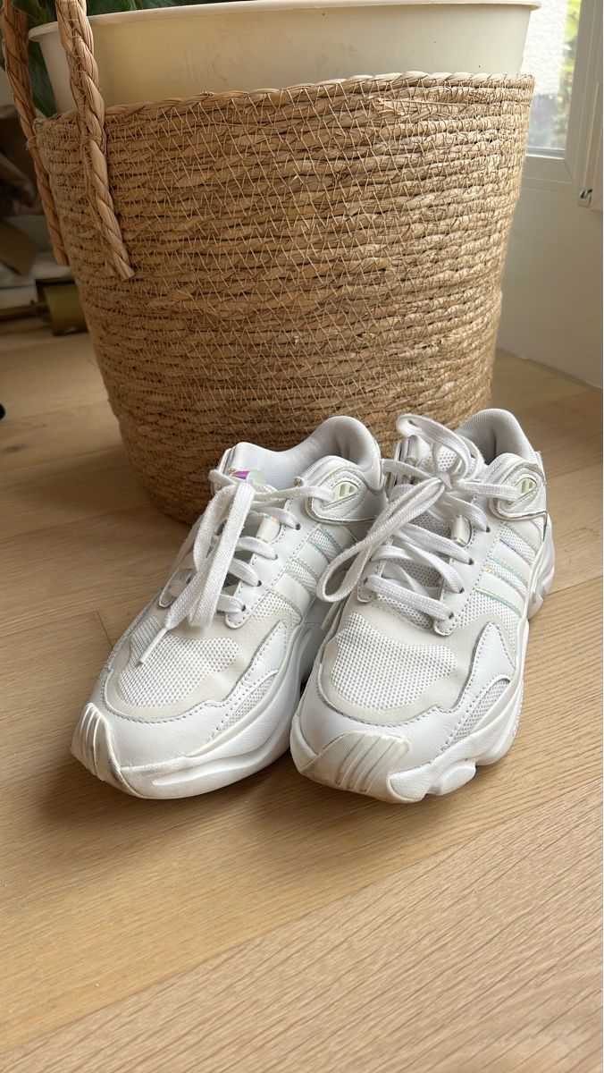 Adidas Scarpe da donna: Weisse Adidas Sneaker, Grösse 38 mit Halogen-Details – Usato da Basel venduto da LeoLou11