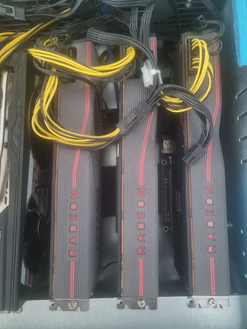 Amd Cartes graphiques: Gpu server / 6 x grafikkarte – D'occasion à Zürich par zumGO 2