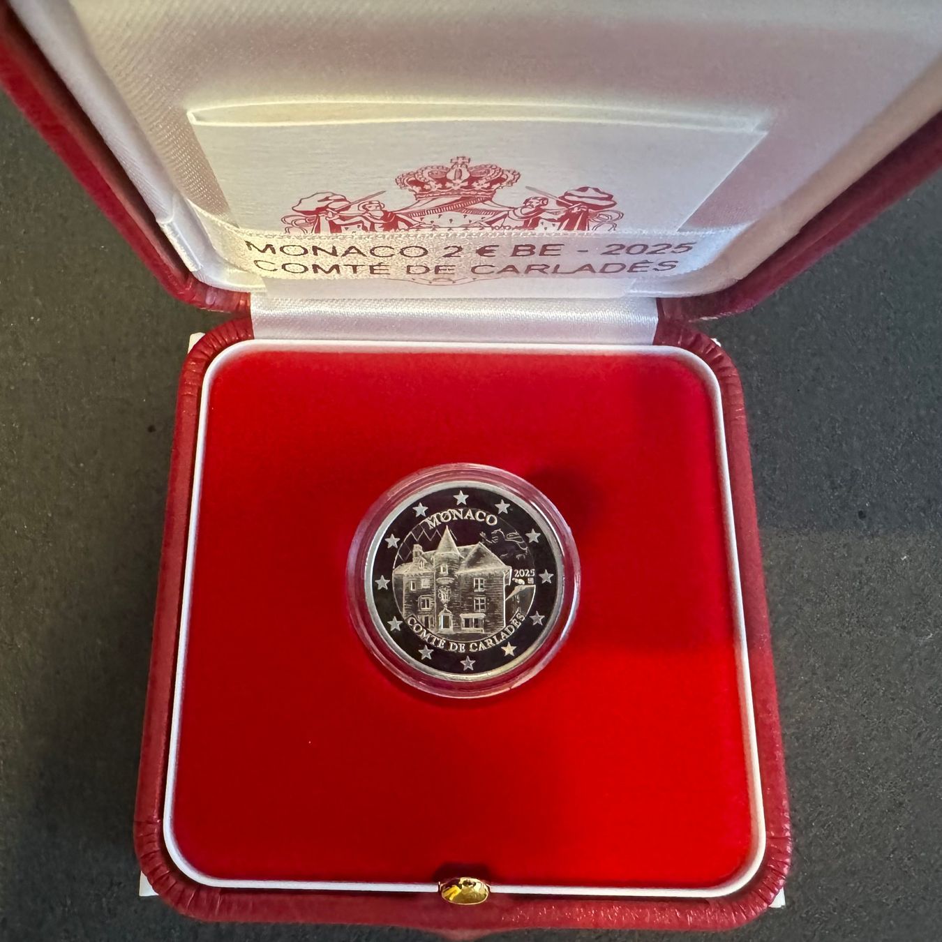 Tutti le monete: 2 Euro Monaco Grafschaft Carlades 2025 PP – Nuovo e nell'imballaggio originale da Reitnau venduto da tb-muenzen