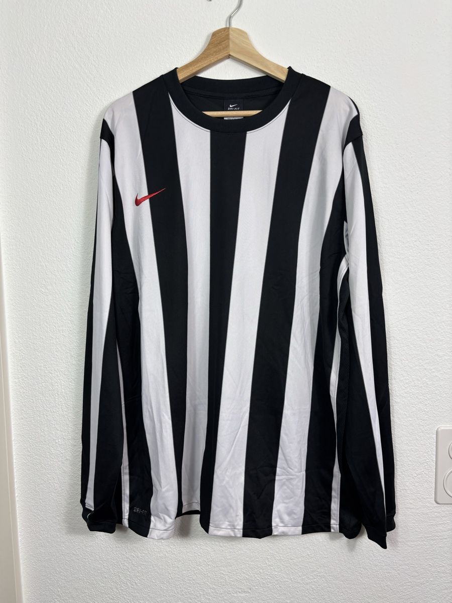 Nike Leibchen & Hosen: Nike Sporttrikot – Neu (gemäss Beschreibung) aus Solothurn von skillsine
