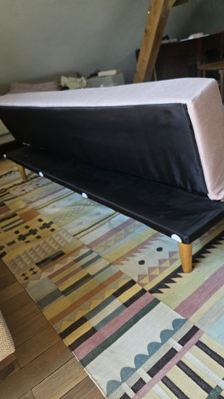Divani: Schlafsofa rosa Stoff gut erhalten 3-Sitzer – Usato da Wädenswil venduto da doobe 4