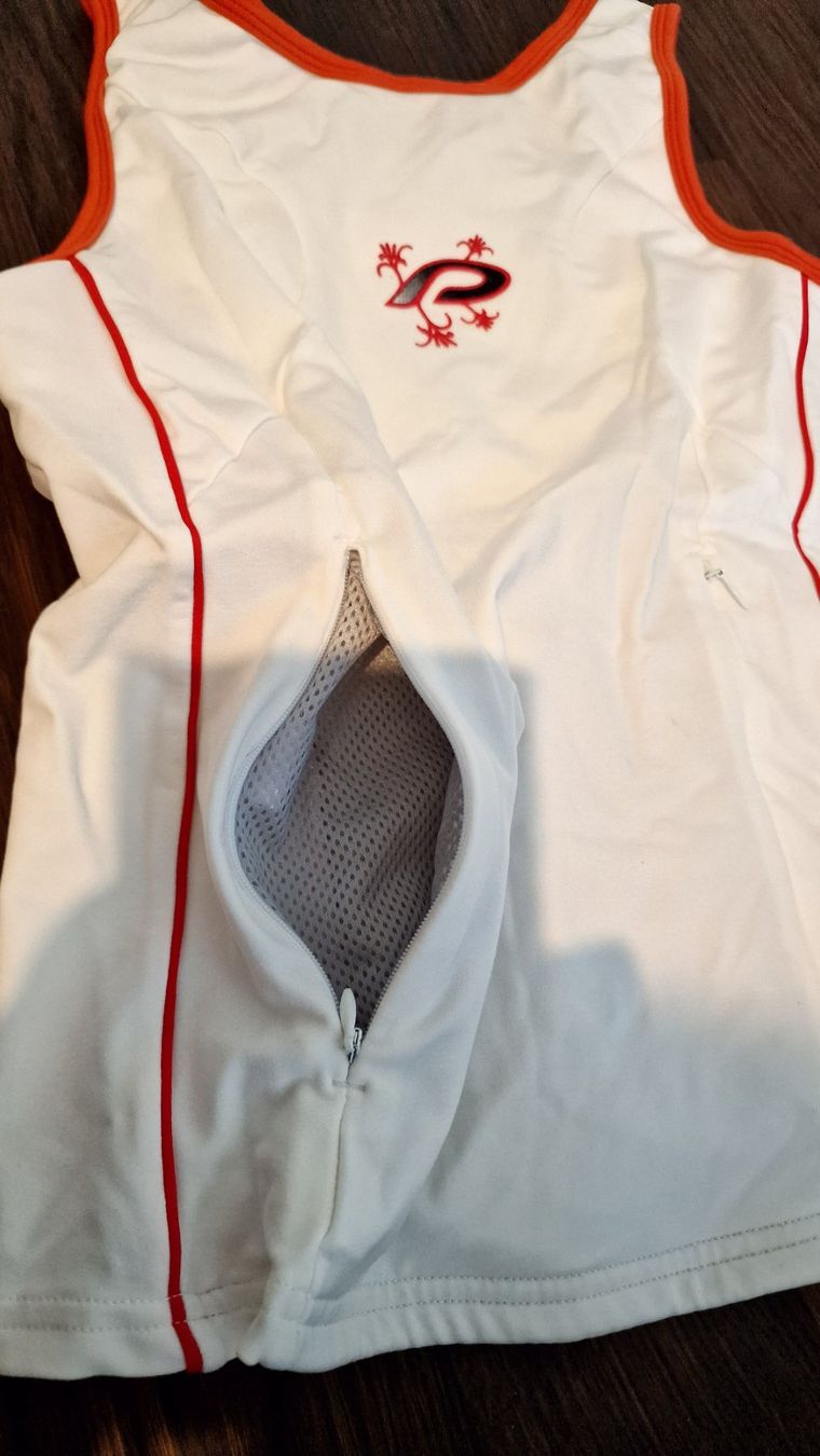Tops: Protective Sportshirt mit Tasche, Gr. 38 – Gebraucht aus Rütihof von tweedy123 2