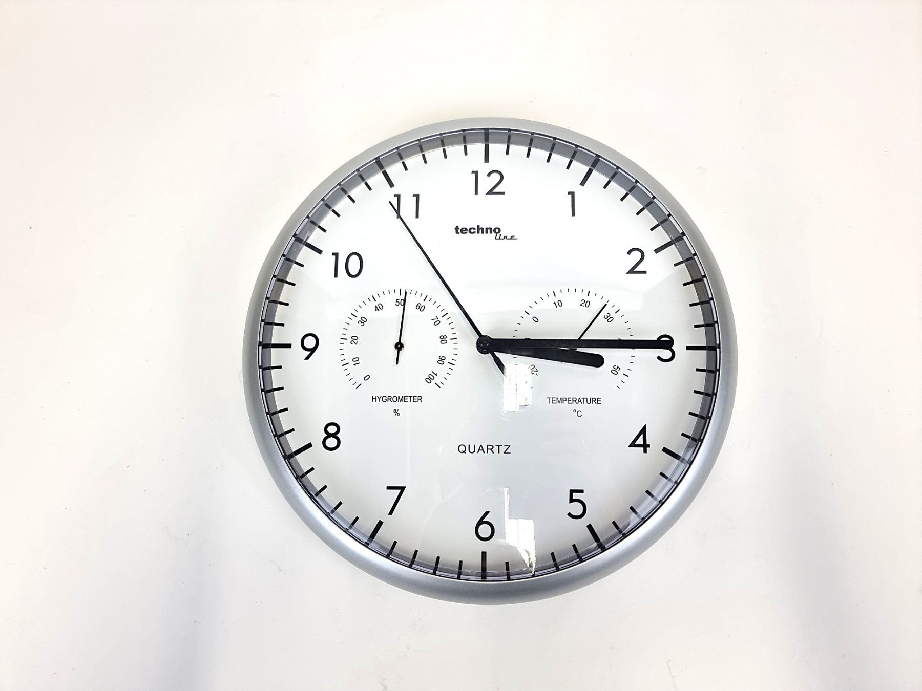 Orologi: Quarzwanduhr mit eingebautem Hygro- & Thermometer – Usato da Urtenen-Schönbühl venduto da Restwert_Schoenbuehl 1