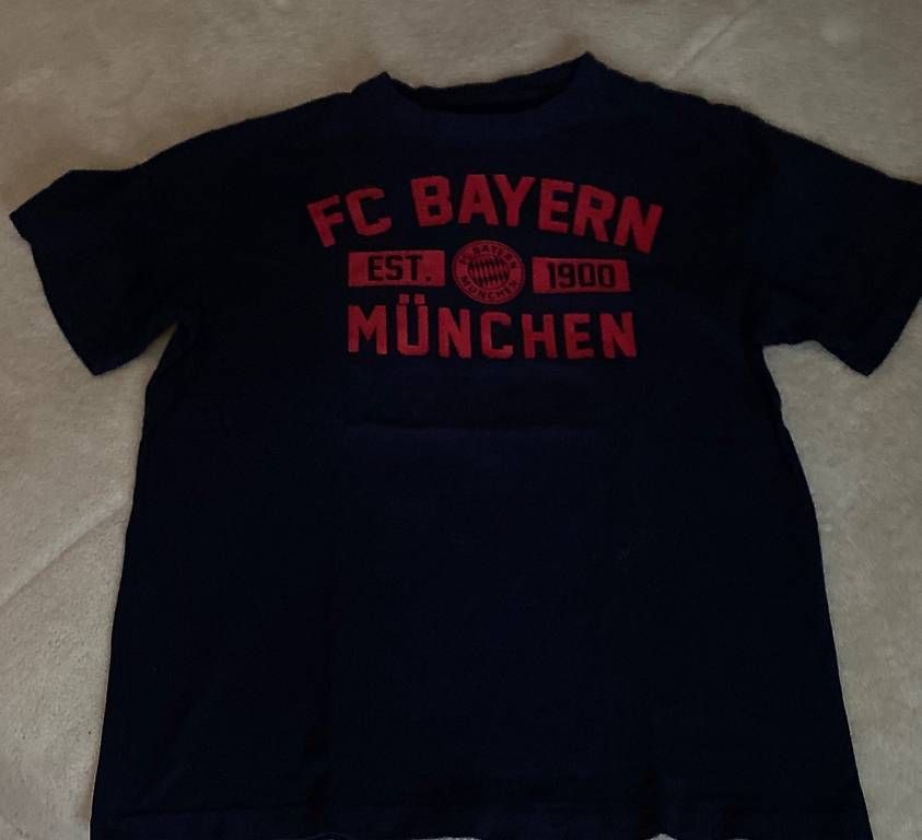 Camicie, T-shirt & Polo: FC BAYERN MÜNCHEN T-Shirt – Usato da Rain venduto da Urgilerijo