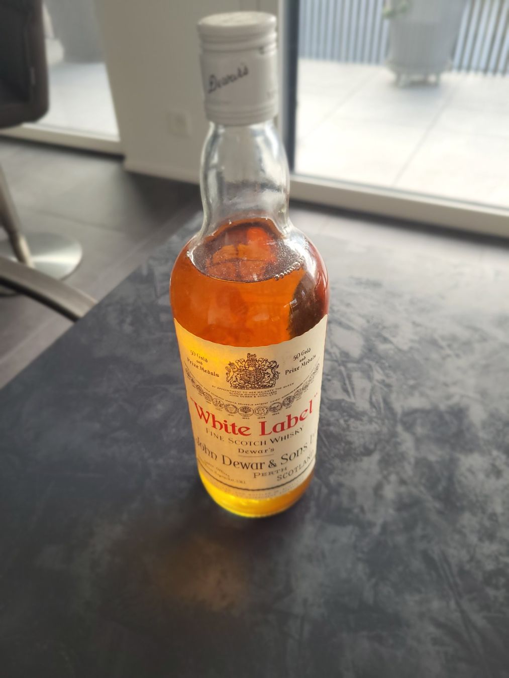 Bevande alcoliche: Dewar "White Label" Scotch Whisky – Usato da Rümlang venduto da Orly-No.1 3