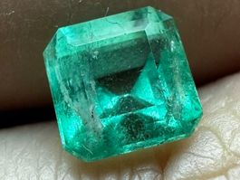 Natürl. 1.7 ct Kolumbianischer Smaragd mit Zertifikat