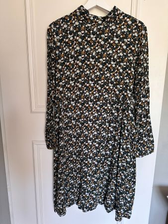 Gemustertes Herbstkleid mit hohem Kragen