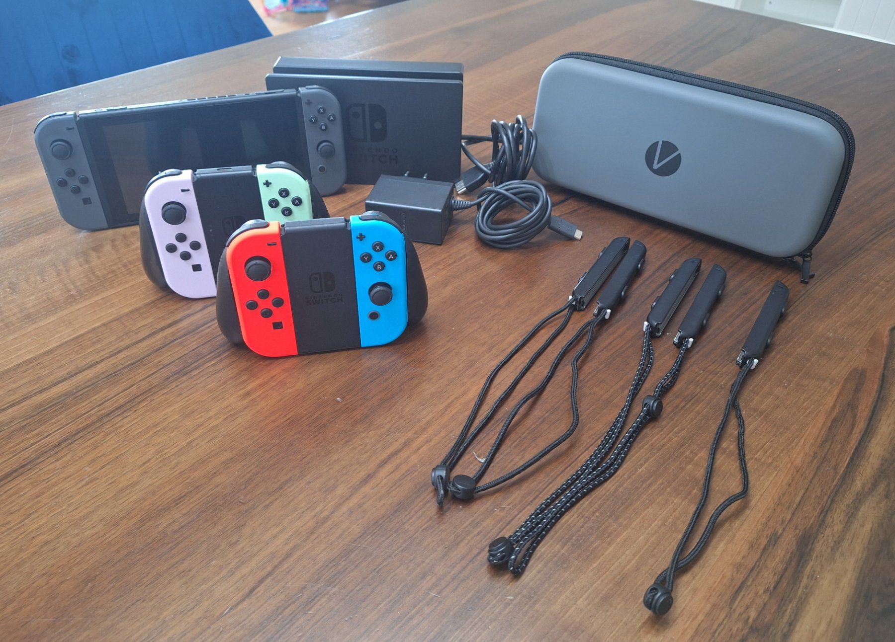 Nintendo Console: Nintendo Switch inkl. 5 Controller und Case – Usato da Herdern venduto da SvjetlanaN3