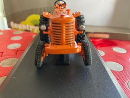 Tracteur Renault R 3042. 1/43. UH