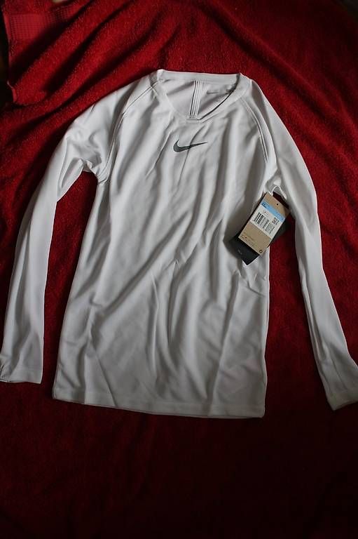 Nike Scarpe, pantaloni & magliette da ginnastica: Nike Shirt weiss – Nuovo e nell'imballaggio originale da Schaffhausen venduto da annsei