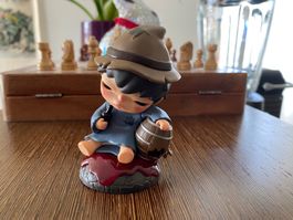 Hirono de Petit Prince Junge mit Fass und Flasche