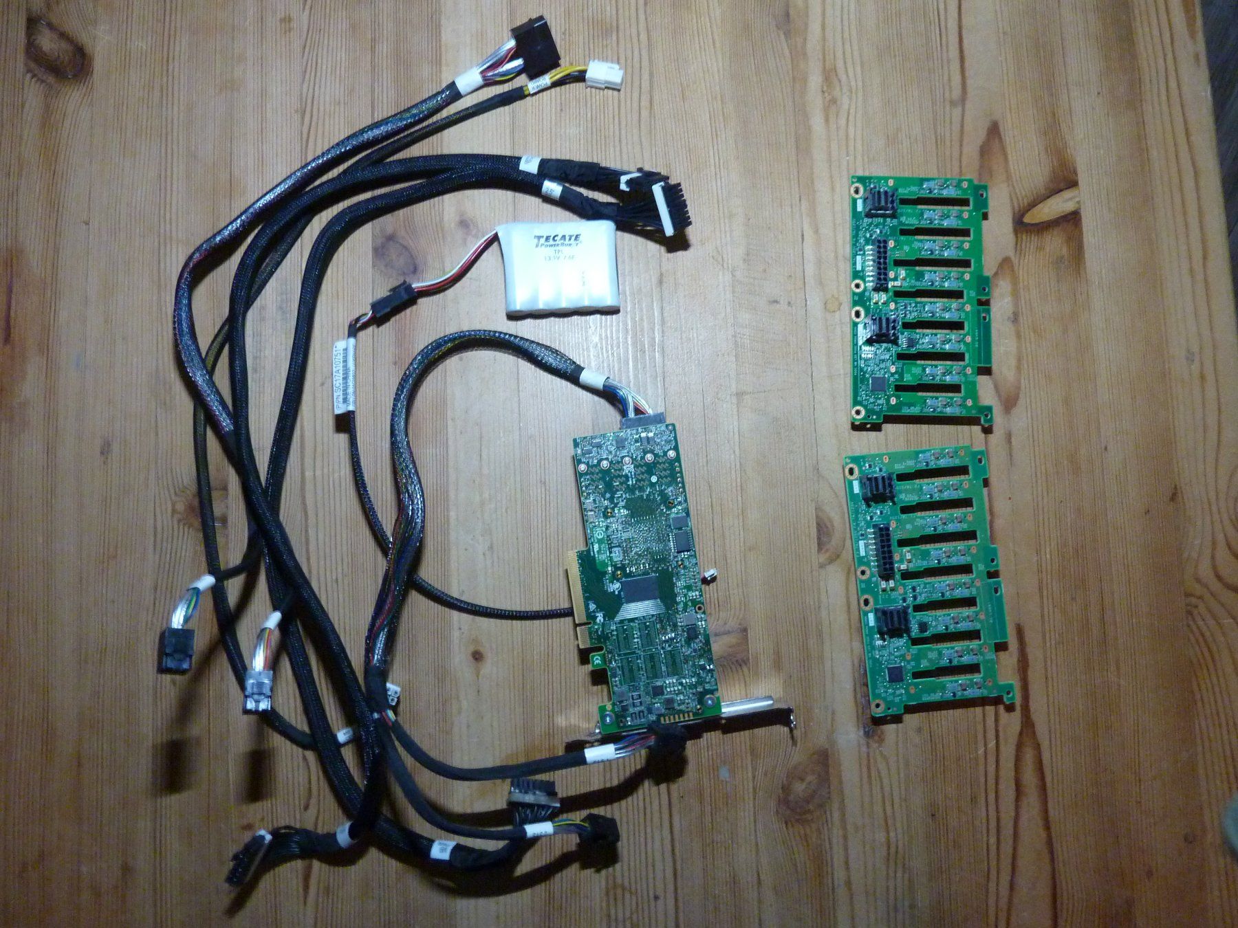 Lenovo Server: Lenovo 930-16i Raid Controller+Câbles et deux cartes HDD/SSD – Usato da Bern venduto da Dedonegro 5