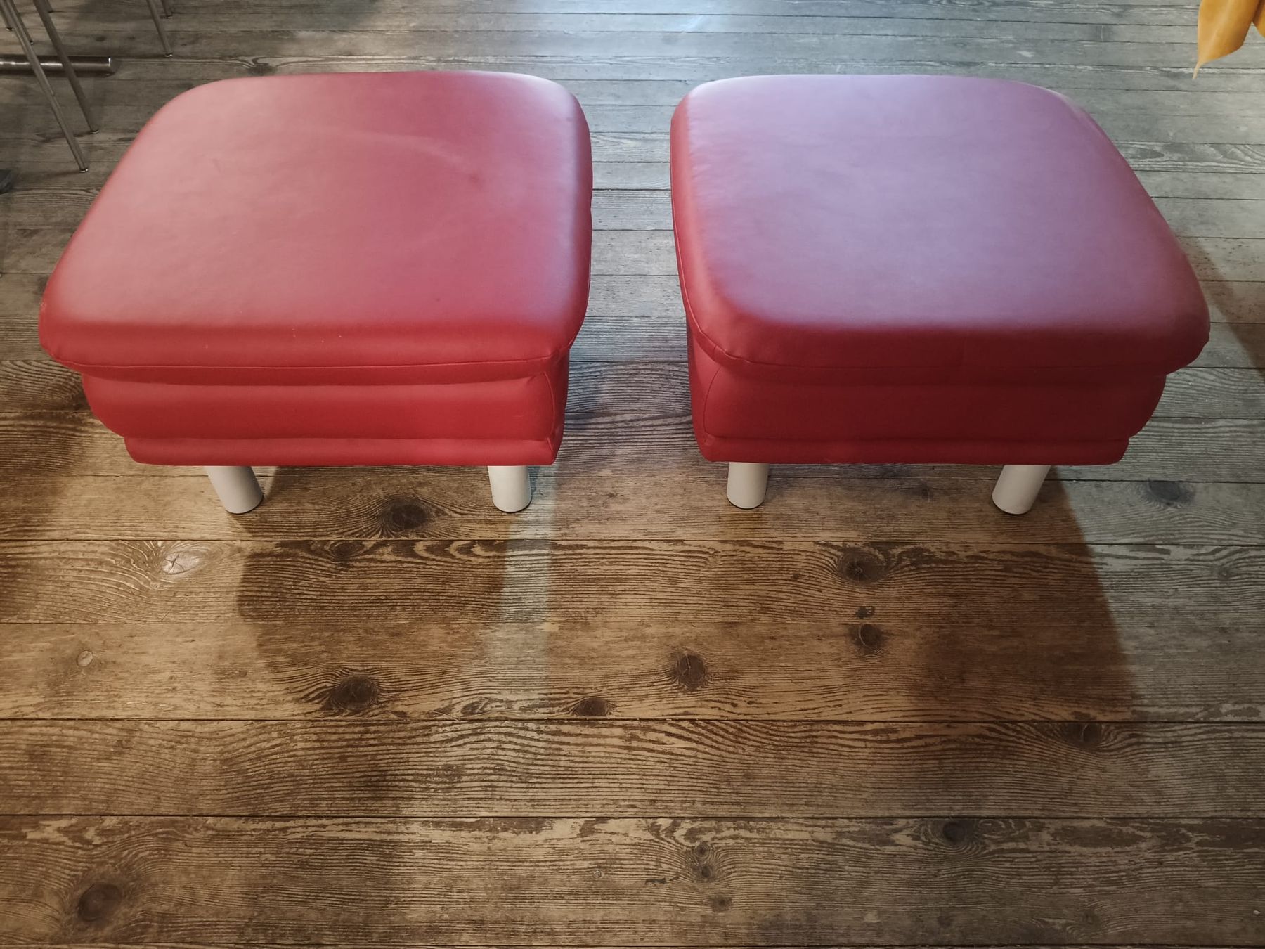 Sofas: Sofagarnitur ROT in Kunstleder – Gebraucht aus Lotzwil von Nidimar