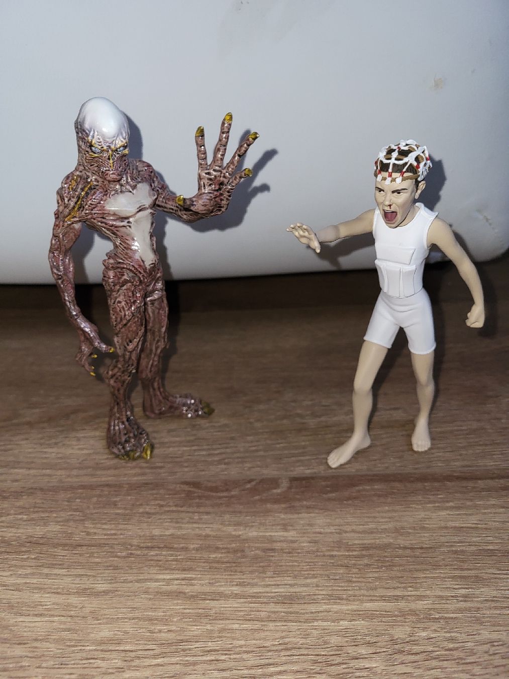 Statuette: Stranger Things Actionfiguren  2er Eleven & Demogorgon  – Usato da Allschwil venduto da Uhrenbinz