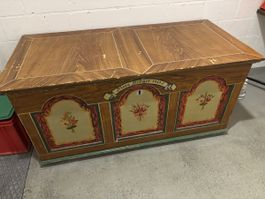 Truhe bemalt mit Blumenmotiv 1945