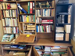 Älteres Bücherregal mit Unterkommode