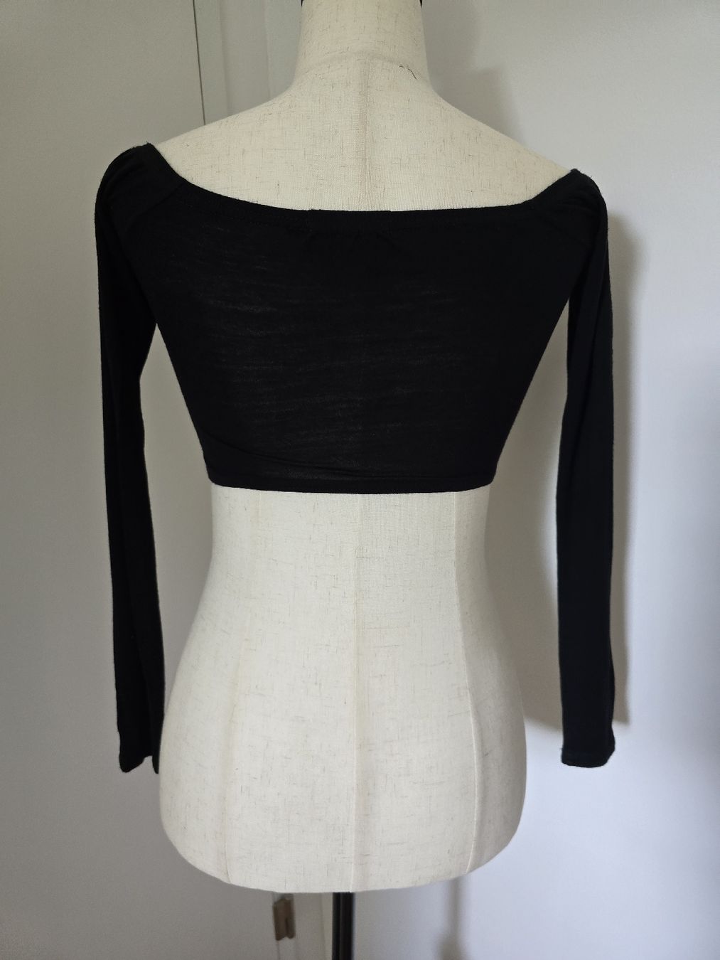 Top: PrettyLittleThing Off Shoulder Crop Top Gr. S  – Usato da Tecknau venduto da Leni_SecondLove 1