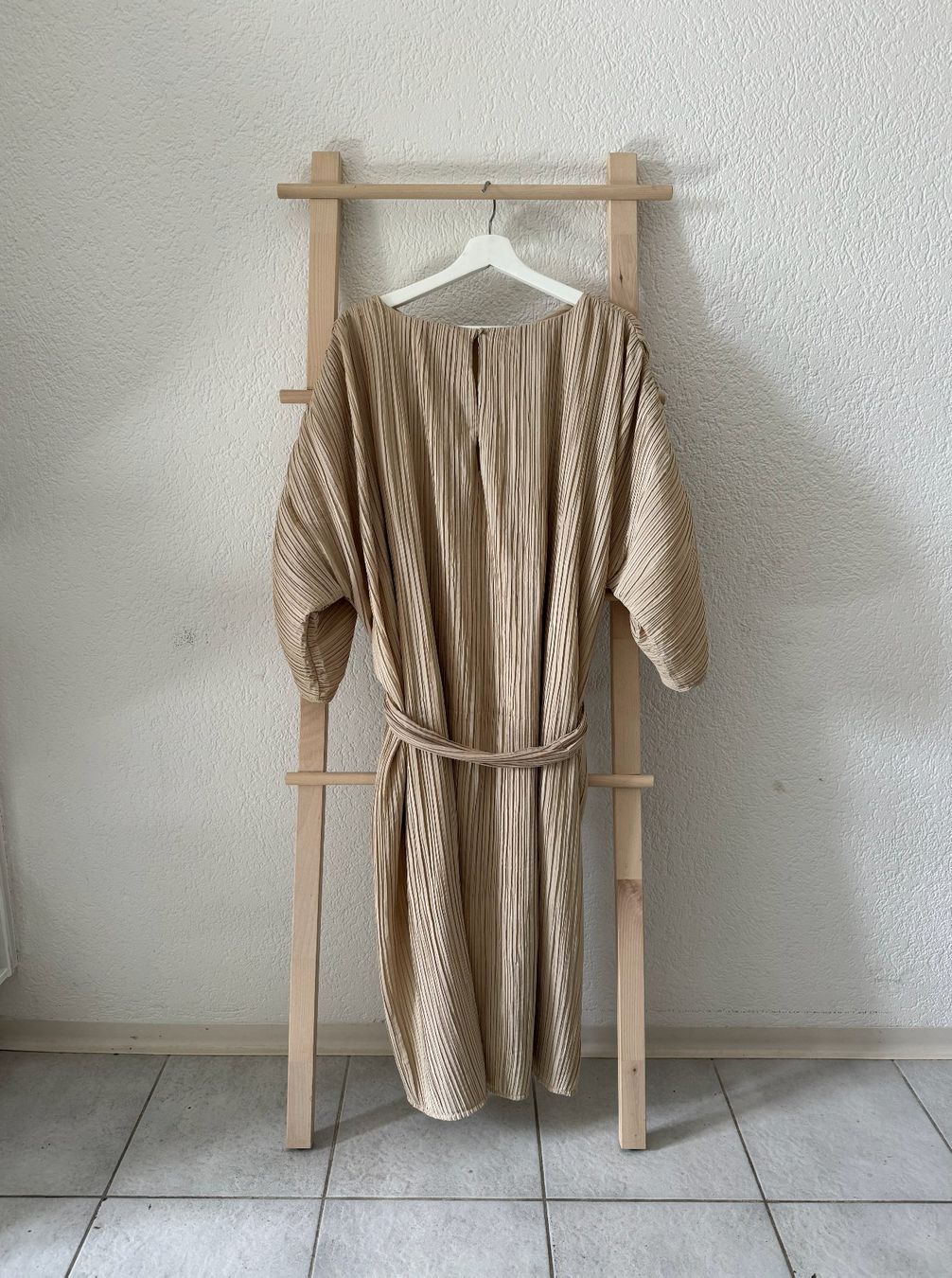 H&M Vestiti: beige plisee Kleid H&M – Usato da Zürich venduto da joalew 3