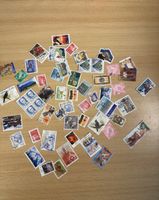 Posten mit über 55 gebrauchten ausländischen Briefmarken