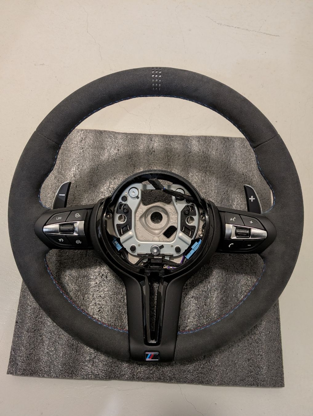 BMW Tutti pezzi di ricambio auto: BMW M Alcantara Lenkrad – Nuovo e nell'imballaggio originale da Widnau venduto da Fg14