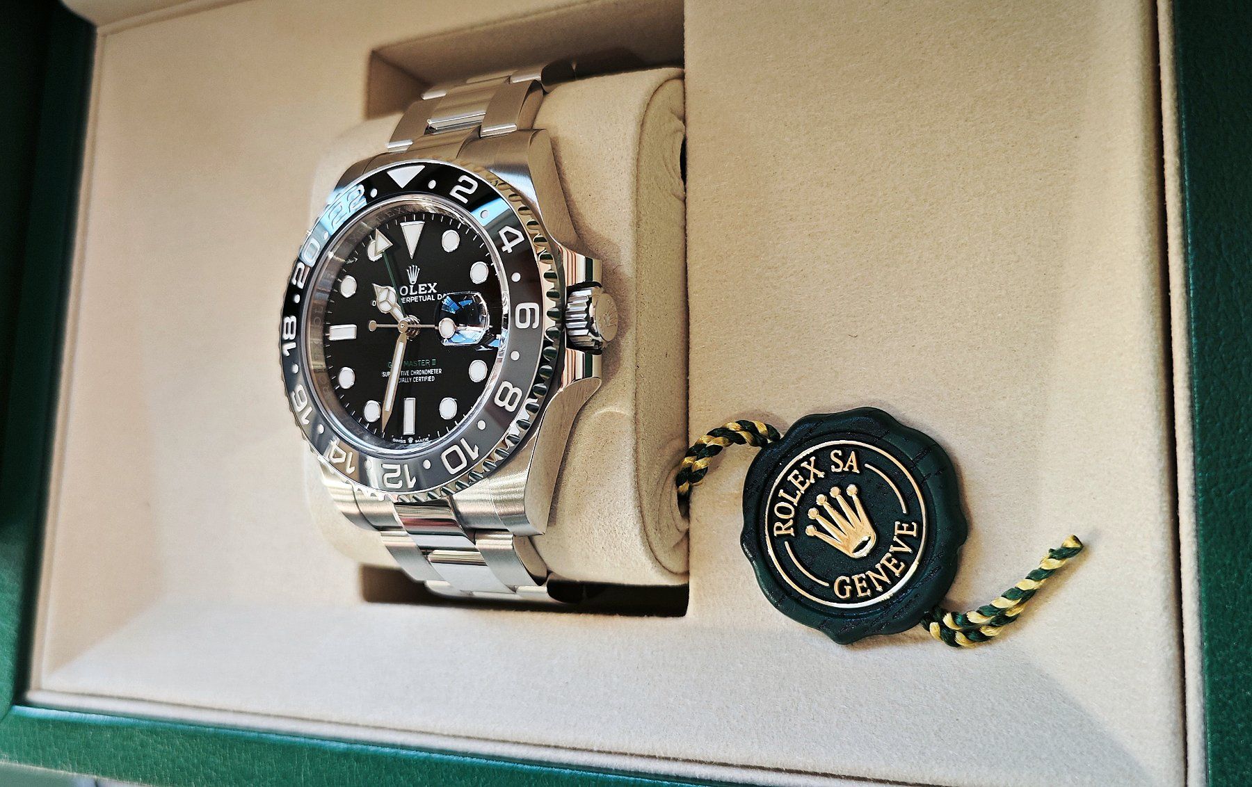 Rolex Orologi: Rolex GMT Master 2 126710GRNR "Bruce Wayne" 2026 Full Set – Nuovo e nell'imballaggio originale da Hünenberg venduto da -Mike- 2