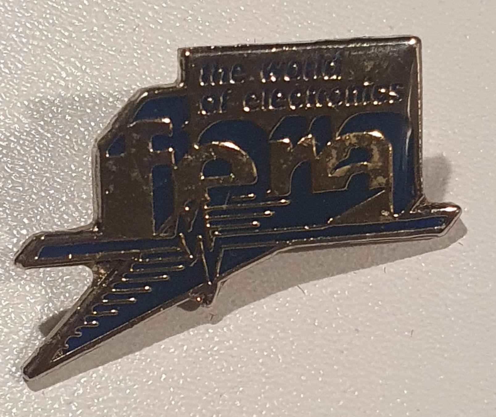 Placchette & Badge: Pin's la FERA-  world of electronics – Usato da St-Barthélemy VD venduto da titeuf5
