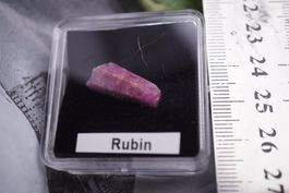Rubin    Edelstein   im Böxli  ab 1.-    Räumung