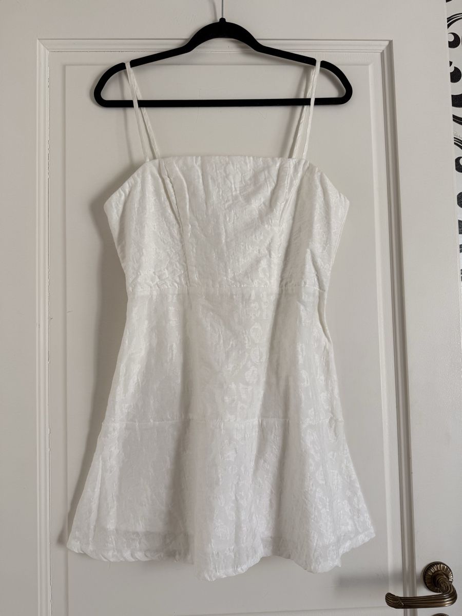 Kookai Kleider: Kookai White Mini Dress – Gebraucht aus Corsier-sur-Vevey von Kristina.Nova