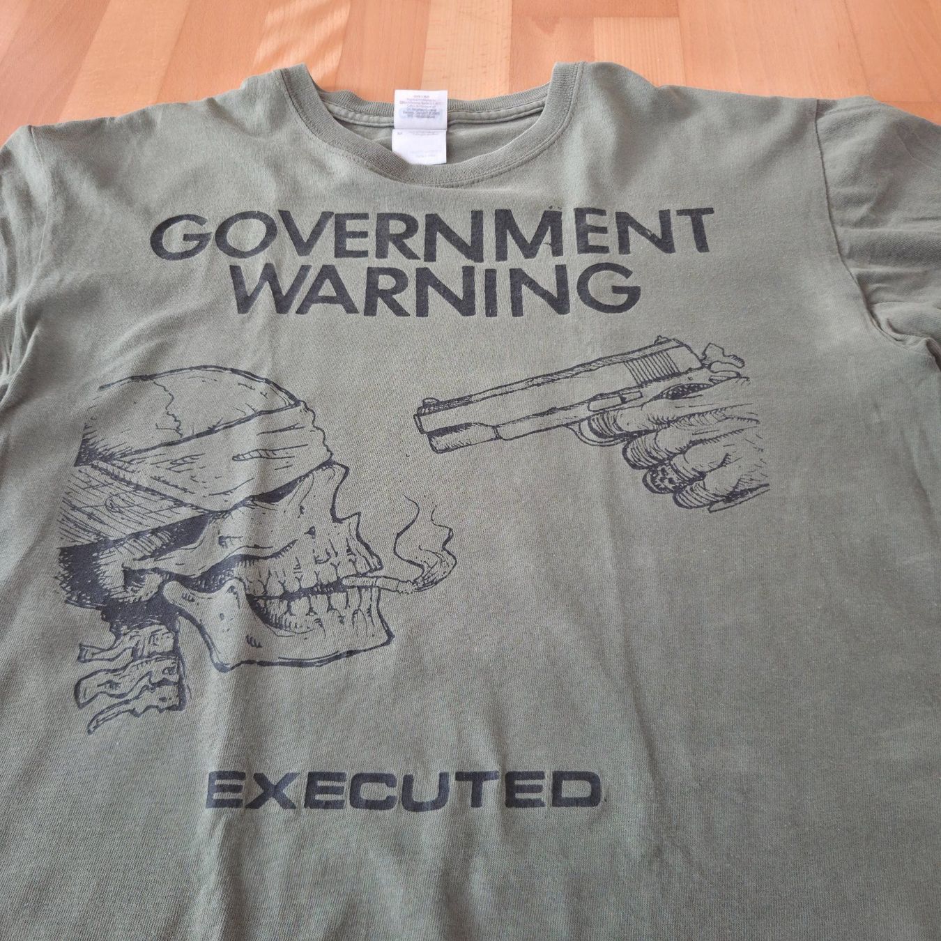 T-shirt: Government Warning Executed T-Shirt Olive Green Medium PUNK – Usato da Zürich venduto da Wickeddude 2