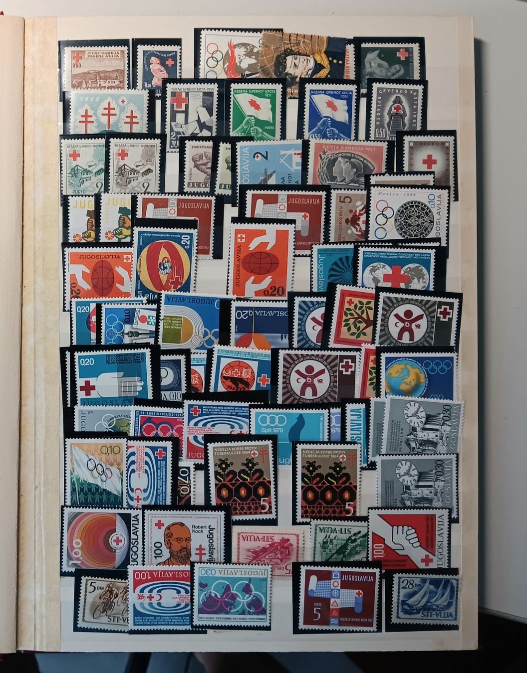 Tutti i francobolli: STECKBUCH MIT POSTFRISCHER BRIEFMARKEN SAMMLUNG JUGOSLAWIENS – Usato da Holderbank AG venduto da DINOS-PHILA
