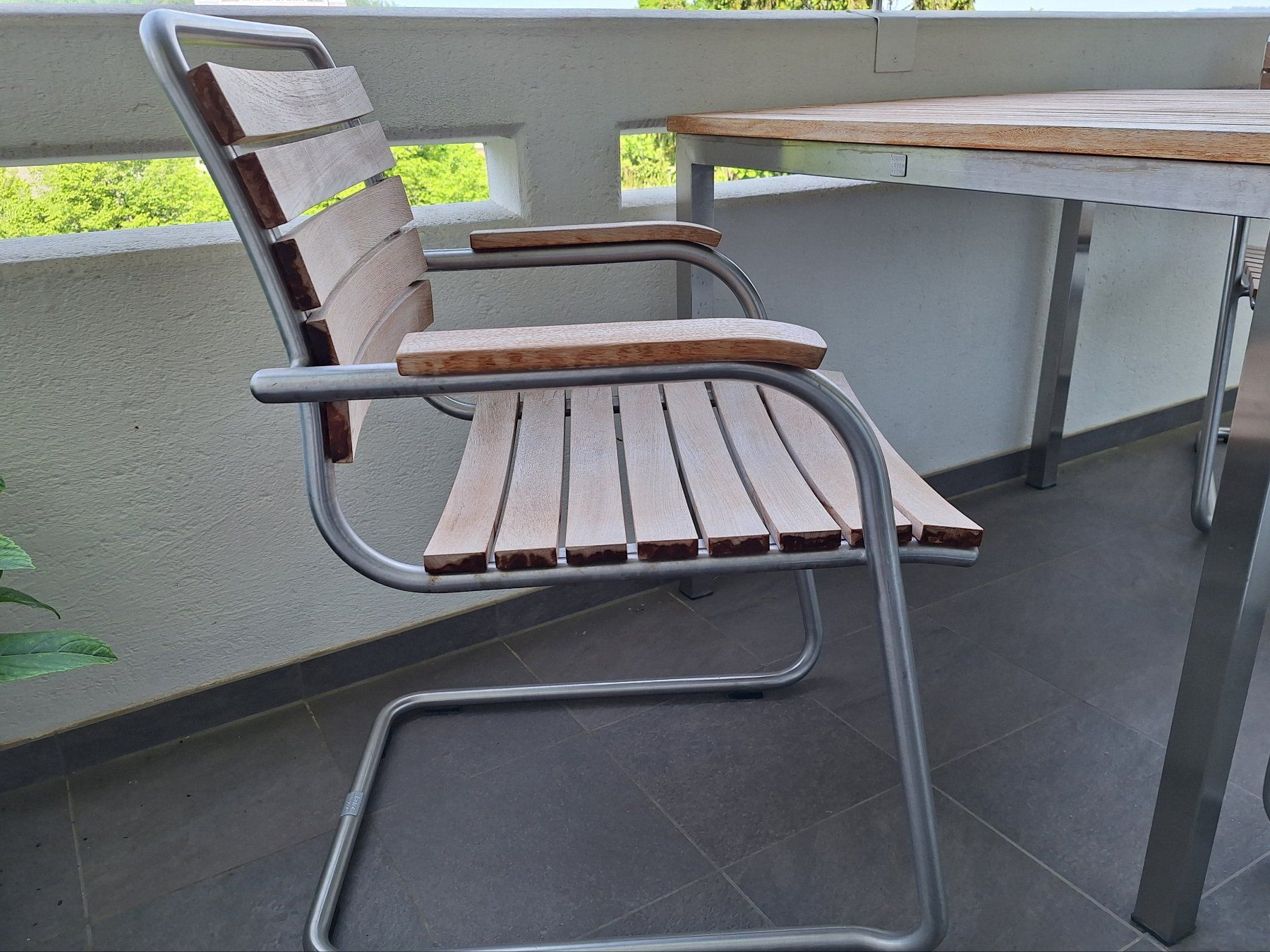 Set di tavolo e panche: Teak Gartenkombination mit Freischwinger Armlehenstühlen – Usato da Zürich venduto da Murmjoda 1
