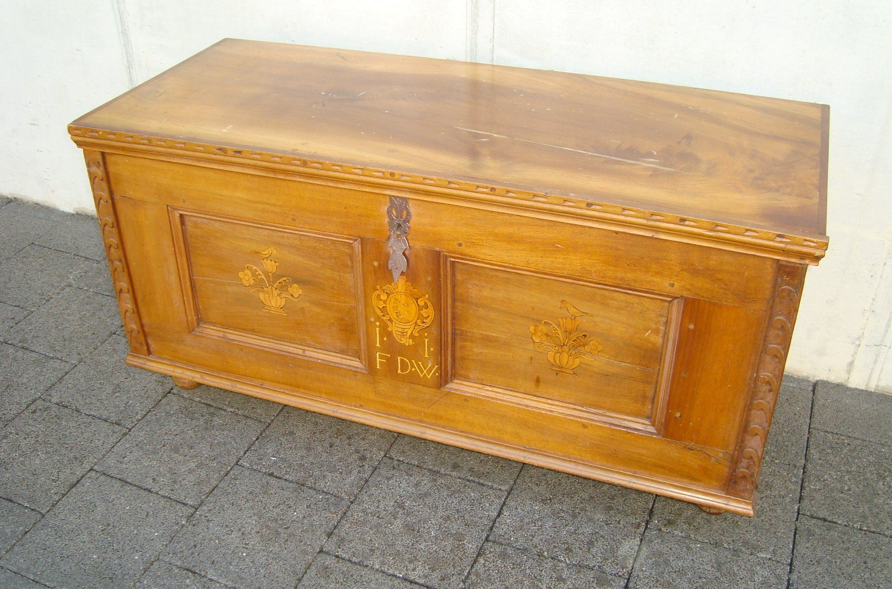 Cassapanche: Biedermeier Truhe mit Intarsien, Nussbaumholz – Usato da Oberdorf NW venduto da Lufao