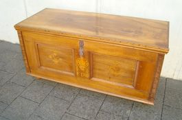 Biedermeier Truhe mit Intarsien, Nussbaumholz