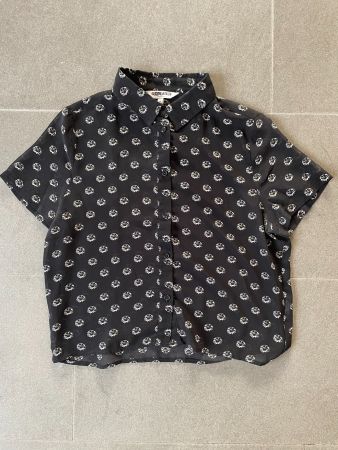 Kurzarm Bluse schwarz mit Blumenprint