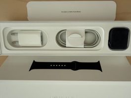 Apple Watch Series 5 / 44mm / Space Gray / Black Sportband